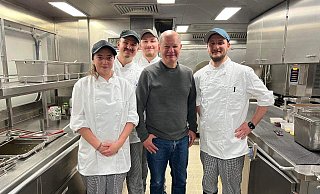 Die Küchencrew und der Kanzler: (von links) Obermaat Gesa Blome (33), Hauptgefreiter Moritz Gerth, Hauptgefreiter Doberstein, Kanzler Olaf Scholz und Stabskorporal Matthias Wohlfahrt. - Bildrechte Gesa Blome Die Küchencrew und der Kanzler: (von links) Obermaat Gesa Blome (33), Hauptgefreiter Moritz Gerth, Hauptgefreiter Doberstein, Kanzler Olaf Scholz und Stabskorporal Matthias Wohlfahrt. - Bildrechte Gesa Blome