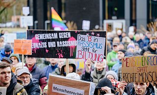 Demonstrieren gegen Rechts – dazu fühlen sich am Samstagnachmittag viele Menschen aus Schloß Holte-Stukenbrock berufen und kommen in den Bürgerpark am Rathaus +++ Foto: Besim Mazhiqi - BESIM MAZHIQI Demonstrieren gegen Rechts – dazu fühlen sich am Samstagnachmittag viele Menschen aus Schloß Holte-Stukenbrock berufen und kommen in den Bürgerpark am Rathaus +++ Foto: Besim Mazhiqi - BESIM MAZHIQI