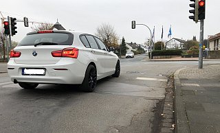 Die Paul-Schneider-Straße (hier im Bild der Kreuzungsabschnitt zur Bielefelder Straße) ist unter anderem wegen der dortigen Zufahrten zum Schulzentrum Aspe und zur Grundschule Knetterheide stark belastet und in einem entsprechend schlechten Zustand. Laut Plan der Stadt soll 2023 der Asphalt gefräst und eine neue Deckschicht aufgetragen werden. - Thomas Reineke Die Paul-Schneider-Straße (hier im Bild der Kreuzungsabschnitt zur Bielefelder Straße) ist unter anderem wegen der dortigen Zufahrten zum Schulzentrum Aspe und zur Grundschule Knetterheide stark belastet und in einem entsprechend schlechten Zustand. Laut Plan der Stadt soll 2023 der Asphalt gefräst und eine neue Deckschicht aufgetragen werden. - Thomas Reineke