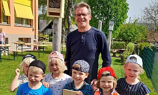 Naturbotschafter Albert Holtkamp begleitet die kleinen "Wichtel" der Kita "Wurzelhöhle" regelmäßig. - Sylvia Riemann