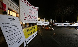 Nach wie vor gibt es in der Bevölkerung kritische Stimmen zum Amazon-Logistikzentrum im Industriepark Lippe bei Belle. Das Foto entstand am 16. Dezember 2020 vor einer Sitzung der Lokalpolitiker im Kurgastzentrum zum Thema. - Archivfoto: Jost Wolf