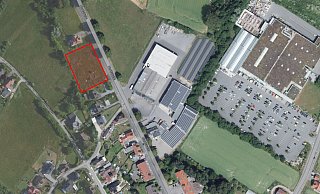 An der Nordstraße zwischen den Hausnummern 67 und 71 sollen auf der rot markierten Fläche drei Mehrfamilienhäuser entstehen. - Geodaten NRW/TIM-Online