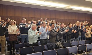 Die Kollegen aus dem Rathaus habennach dem Bekanntegebn des Wahlergebnisses laut applaudiert, die Freude, dass Thorsten Paulussen Beigeordneter der Stadt Lage bleibt, war groß. - Astrid Sewing