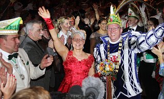 Erster Auftritt für die Regenten: Prinzessin Wilma Thorenmeier und Prinz Karsten Husemann. Foto: Madita Schellenberg - Madita Schellenberg