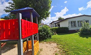 Damit hier ein neues, größeres Feuerwehrgerätehaus entstehen kann, muss der Kinderspielplatz auf der Ecke weichen. Doch die Stadt will mit Hilfe der Kirchengemeinde Cappel-Istrup jenseits der Landstraße Ersatz schaffen. - Marianne Schwarzer