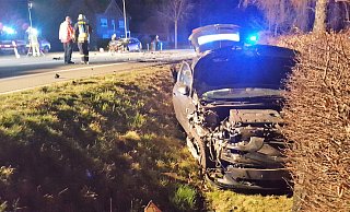 Der zivile Polizeiwagen wurde beim Unfall auf der Ostwestfalenstraße nahe Warburg in den Graben geschleudert. - Dieter Scholz