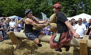 Wer fällt zuerst? Diese Frage stellt sich in dieser Disziplin der Lüerdisser "Highland Games". - VfL Lüerdissen