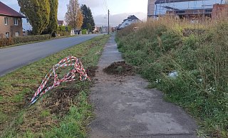 Das Flatterband ist von Wüstenern wieder entfernt worden. Es versperrte den Gehweg auf gut 150 Metern, links verläuft die Salzufler Straße. - Sebastian Hokamp