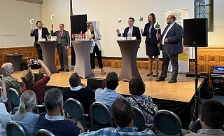 Einstimmig: Die Bürgermeisterkandidaten Frank Hilker, Nadine Anita Eschen, Dr. Elmar Thyzel, Dr. Marika Thiersch und Viktor Hüber (von links) zeigen den grünen Daumen. Zuvor hatte Radio-Lippe-Moderatorin Judith Brentrup (Mitte) die folgende Aussage vorgelesen: "Mit mir als Chef/Chefin im Rathaus bleibt der Weihnachtsmarkt auf dem Schloßplatz." - Jana Beckmann Einstimmig: Die Bürgermeisterkandidaten Frank Hilker, Nadine Anita Eschen, Dr. Elmar Thyzel, Dr. Marika Thiersch und Viktor Hüber (von links) zeigen den grünen Daumen. Zuvor hatte Radio-Lippe-Moderatorin Judith Brentrup (Mitte) die folgende Aussage vorgelesen: "Mit mir als Chef/Chefin im Rathaus bleibt der Weihnachtsmarkt auf dem Schloßplatz." - Jana Beckmann