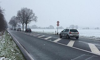 Die Straßen sind in den meisten Teilen des Kreisgebiets frei. Vorsicht ist aufgrund des Schneefalls dennoch geboten. - Jana Beckmann
