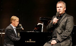 Lassen Udo Jürgens auferstehen: Ingo Dickewied, begleitet von Markus Maurer am Flügel, begeistert auf der Waldbühne mit Liedern von Udo Jürgens. - Thomas Krügler