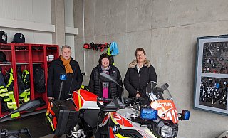 Meinolf Haase (von links), Fachbereichsleiter Feuer-, Katastrophen- und Bevölkerungsschutz bei Kreis Lippe, Ellen Stock, Lagenser Landtagsabgeordnete, und Sabine Beine, Verwaltungsvorständin beim Kreis Lippe, tauschen sich zu den aktuellen Herausforderungen des Bevölkerungsschutzes aus. - Wahlkreisbüro Ellen Stock Meinolf Haase (von links), Fachbereichsleiter Feuer-, Katastrophen- und Bevölkerungsschutz bei Kreis Lippe, Ellen Stock, Lagenser Landtagsabgeordnete, und Sabine Beine, Verwaltungsvorständin beim Kreis Lippe, tauschen sich zu den aktuellen Herausforderungen des Bevölkerungsschutzes aus. - Wahlkreisbüro Ellen Stock