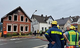 Das Wohnhaus an der Lemgoer Straße ist bei einem Feuer zerstört worden. Wegen der engen Bebauung ist es für die Feuerwehr schwer, an Glutnester heranzukommen. Das THW ist deshalb ebenfalls vor Ort. - Astrid Sewing
