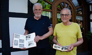 Hartmut (links) und Ulli Kramer sind zwei Enkel von August Dingersen. Sie verfügen über viele Fotos aus dem Leben ihres Großvaters, dessen politisches Wirken für den Ortsteil Wüsten jetzt posthum geehrt und ein Platz im Ort nach ihm benannt wird. - Georg Kälble Hartmut (links) und Ulli Kramer sind zwei Enkel von August Dingersen. Sie verfügen über viele Fotos aus dem Leben ihres Großvaters, dessen politisches Wirken für den Ortsteil Wüsten jetzt posthum geehrt und ein Platz im Ort nach ihm benannt wird. - Georg Kälble