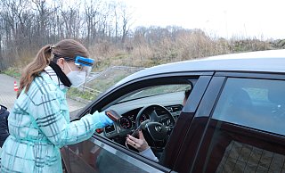 Mirjam Fischer scannt den QR-Code der Autofahrerin, lässt sich noch den Personalausweis zeigen und holt dann das Test-Kit. - Birgit Guhlke/Neue Westfälische Mirjam Fischer scannt den QR-Code der Autofahrerin, lässt sich noch den Personalausweis zeigen und holt dann das Test-Kit. - Birgit Guhlke/Neue Westfälische