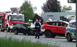 Zwei Fahrzeuge sind am Freitagnachmittag auf der Herforder Straße zusammengestoßen. Polizei und Feuerwehr waren im Einsatz. - Axel Bürger