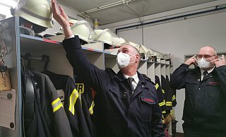 Demonstrieren die aktuelle Umkleidesituation im Feuerwehrhaus in Wendlinghausen: Ralf Krumsiek (links, Einheitsführer Wendlinghausen) und Günther Ostrop (stellvertretender Leiter der Feuerwehr Dörentrup). - Sylvia Frevert Demonstrieren die aktuelle Umkleidesituation im Feuerwehrhaus in Wendlinghausen: Ralf Krumsiek (links, Einheitsführer Wendlinghausen) und Günther Ostrop (stellvertretender Leiter der Feuerwehr Dörentrup). - Sylvia Frevert