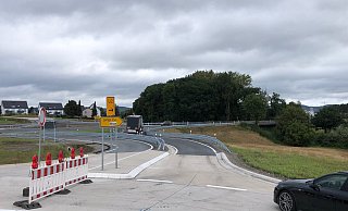 Die ersten Meter Asphalt sind auf der "Brille" in Höhe des ehemaligen provisorischen Kreisels für den Verkehr freigegeben. Hier geht es Richtung Lemgo. - Thomas Reineke Die ersten Meter Asphalt sind auf der "Brille" in Höhe des ehemaligen provisorischen Kreisels für den Verkehr freigegeben. Hier geht es Richtung Lemgo. - Thomas Reineke