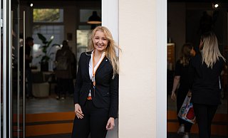 Unternehmenssprecherin Sybille Hilker erläutert Besuchern der Eröffnungsveranstaltung der "Weidmüller-Welt" in der Langen Straße, was die Weidmüller-Gruppe produziert und welche Rolle dabei die Verbindung zur Stadt Detmold spielt. - Hajo Gärtner