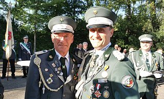 Gratulation an den neuen Bösingfelder Schützenkönig Gerd II. Lahrmann (links) von Oberst Stefan Korbach kurz nach dem Königsschuss. - Sylvia Frevert Gratulation an den neuen Bösingfelder Schützenkönig Gerd II. Lahrmann (links) von Oberst Stefan Korbach kurz nach dem Königsschuss. - Sylvia Frevert