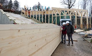 Museumsleiterin Dr. Marie Luisa Allemeyer und Simon Waigand vom Architekturbüro ACMS stehen vor einem der Holzträger - im Hintergrund entsteht aktuell die Holzkonstruktion für das neue Eingangsgebäude des Freilichtmuseums, links daneben führt später eine imposante Treppe nach oben. - Alexandra Schaller Museumsleiterin Dr. Marie Luisa Allemeyer und Simon Waigand vom Architekturbüro ACMS stehen vor einem der Holzträger - im Hintergrund entsteht aktuell die Holzkonstruktion für das neue Eingangsgebäude des Freilichtmuseums, links daneben führt später eine imposante Treppe nach oben. - Alexandra Schaller