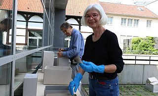 Dr. Elke Treude und J&ouml;rg Korth begutachten die beim Brand im Depot im Johannettental besch&auml;digten Objekte, darunter auch St&uuml;cke von den Ausgrabungen der Falkenburg. - Alexandra Schaller