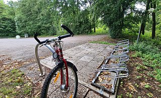 Der Parkplatz unterhalb des Sportplatzes in Schwelentrup soll erweitert werden, damit die Besucher auch ausreichend Stellflächen zur Verfügung haben und nicht an der kurvenreichen und schmalen Sternberger Straße parken müssen. - Nadine Uphoff Der Parkplatz unterhalb des Sportplatzes in Schwelentrup soll erweitert werden, damit die Besucher auch ausreichend Stellflächen zur Verfügung haben und nicht an der kurvenreichen und schmalen Sternberger Straße parken müssen. - Nadine Uphoff