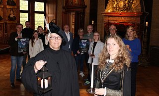 Nachtwächter Detlef Kottmann und Karina Runte als "Blutgräfin" Elisabeth Báthory. Dahinter die Organisatoren und und teilnehmenden Personen von "Detmold funkelt". - Kyrill von Matuschka Nachtwächter Detlef Kottmann und Karina Runte als "Blutgräfin" Elisabeth Báthory. Dahinter die Organisatoren und und teilnehmenden Personen von "Detmold funkelt". - Kyrill von Matuschka