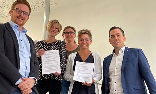 Patrik Benzler (Regionalvorstand JUH Lippe-Höxter), Simone Köster (Schulleitung Grundschule Lügde), Kristel Schniedertöns (Fachgebiet Zentrale Dienste Stadt Lügde), Dagmar Schultz (Schulleitung Grundschule Rischenau), Torben Blome (Bürgermeister) freuen sich über die Vertragsverlängerung. - Stadt Lügde Patrik Benzler (Regionalvorstand JUH Lippe-Höxter), Simone Köster (Schulleitung Grundschule Lügde), Kristel Schniedertöns (Fachgebiet Zentrale Dienste Stadt Lügde), Dagmar Schultz (Schulleitung Grundschule Rischenau), Torben Blome (Bürgermeister) freuen sich über die Vertragsverlängerung. - Stadt Lügde