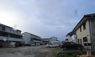 Am Augustenweg muss noch die Straße fertig ausgebaut werden. Vor den Einfamilienhäusern sollen zudem Stellplätze angelegt werden. - Birgit Guhlke Am Augustenweg muss noch die Straße fertig ausgebaut werden. Vor den Einfamilienhäusern sollen zudem Stellplätze angelegt werden. - Birgit Guhlke
