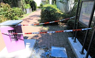 Das zerstörte Denkmal an die Hexenverfolgung - die Täter müssen mit großer Gewalt vorgegangen sein. Hier wurde Panzerglas verwendet, das nicht so leicht zu zerdeppern ist. - Sven Koch Das zerstörte Denkmal an die Hexenverfolgung - die Täter müssen mit großer Gewalt vorgegangen sein. Hier wurde Panzerglas verwendet, das nicht so leicht zu zerdeppern ist. - Sven Koch