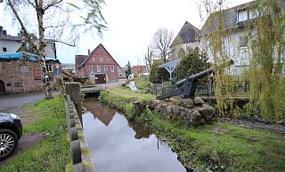 Durch den Ortskern in Langenholzhausen fließt die Osterkalle. Damit sie bei Starkregen möglichst wenig Schaden anrichtet, sind Maßnahmen zum Hochwasserschutz erforderlich. - Archivfoto: Jens Rademacher Durch den Ortskern in Langenholzhausen fließt die Osterkalle. Damit sie bei Starkregen möglichst wenig Schaden anrichtet, sind Maßnahmen zum Hochwasserschutz erforderlich. - Archivfoto: Jens Rademacher
