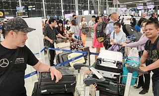 Fast eine Woche später: Familie Davong wartet am Flughafen Bangkok auf am Check-in für den Rückflug nach Deutschland. - Bildrechte: Familie Davong Fast eine Woche später: Familie Davong wartet am Flughafen Bangkok auf am Check-in für den Rückflug nach Deutschland. - Bildrechte: Familie Davong