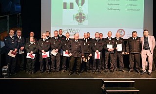 Bürgermeister Frank Hilker (rechts) konnte viele Ehrenzeichen in Gold, Silber und Bronze verteilen. - Nicole Ellerbrake Bürgermeister Frank Hilker (rechts) konnte viele Ehrenzeichen in Gold, Silber und Bronze verteilen. - Nicole Ellerbrake