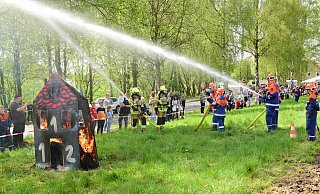 Die Feuerwehr zeigt beim Ortsteilfest in Brokhausen eine Löschvorführung. - Nicole Ellerbrake Die Feuerwehr zeigt beim Ortsteilfest in Brokhausen eine Löschvorführung. - Nicole Ellerbrake