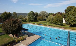 Schwimmen mit Sicherheitsabstand – das ist in den Lügder Freibädern jetzt wieder möglich. - Klaus Bertram Schwimmen mit Sicherheitsabstand – das ist in den Lügder Freibädern jetzt wieder möglich. - Klaus Bertram