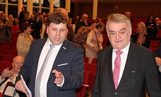 CDU-Stadtverbandsvorsitzender Jan Gentemann im Gespräch mit Innenminister Herbert Reul (von links). - Sandra Castrup
