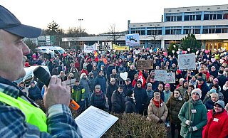 Viele hundert Oerlinghauser sind zum Treffpunkt auf den Schulhof des Niklas-Luhmann-Gymnasiums gekommen. Veranstaltungsleiter Joachim H. Peters erklärt den Ablauf der Veranstaltung. - Gunter Held Viele hundert Oerlinghauser sind zum Treffpunkt auf den Schulhof des Niklas-Luhmann-Gymnasiums gekommen. Veranstaltungsleiter Joachim H. Peters erklärt den Ablauf der Veranstaltung. - Gunter Held