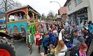 Die Besucher jubeln den 12 Festwagen und 35 Fußgruppen von der Seite aus zu. - Nicole Ellerbrake Die Besucher jubeln den 12 Festwagen und 35 Fußgruppen von der Seite aus zu. - Nicole Ellerbrake