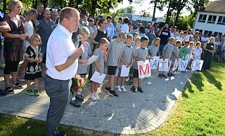 Die Grundsch&uuml;ler freuen sich riesig &uuml;ber die Er&ouml;ffnung des Parks. Ein paar Gru&szlig;worte gibt es von B&uuml;rgermeister Mario Hecker. - Nicole Ellerbrake