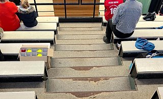 Die Treppen der Tribüne in der Sporthalle am Werreanger sind in keinem guten Zustand. CDU und FDP möchten, dass sich das ändert. - Astrid Sewing