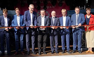 Geben die B66n symbolisch auf dem Barntruper Marktplatz frei: (von links) Andreas Meyer von Straßen NRW, Bundestagsabgeordneter Jürgen Berghahn, Thomas Rensing von Straßen NRW, Landrat Dr. Axel Lehmann, Regionalratsvorsitzender Heinz-Günter Koßmann, Bürgermeister Borris Ortmeier, Erhard Zangl vom Bundesverkehrsministerium und Jenny Krumov von der IHK Lippe. - Straßen NRW