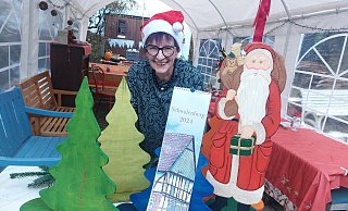 Regina Zelms, Vorsitzende des Kelter- und Kulturvereins, präsentiert den neuen Schwalenberg-Kalender. - Michaela Weiße Regina Zelms, Vorsitzende des Kelter- und Kulturvereins, präsentiert den neuen Schwalenberg-Kalender. - Michaela Weiße