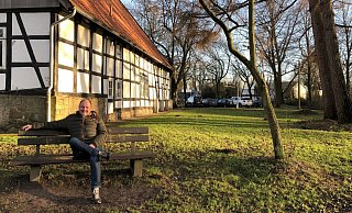 Joachim Lücking sitzt im Park hinter dem "Haus" an der Max-Planck-Straße. - Thomas Reineke