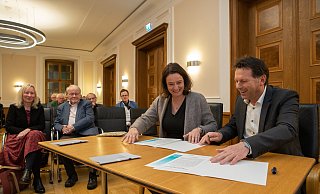 Feierliche Unterzeichnung der Urkunde: Regierungspräsidentin Anna Katharina Bölling und Bürgermeister Frank Hilker besiegeln den Beitritt der Stadt Detmold zum Riga-Komitee. - Torben Gocke Feierliche Unterzeichnung der Urkunde: Regierungspräsidentin Anna Katharina Bölling und Bürgermeister Frank Hilker besiegeln den Beitritt der Stadt Detmold zum Riga-Komitee. - Torben Gocke