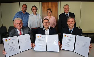 Landrat Dr. Axel Lehman (vorne, Mitte), Bürgermeister Thomas Katzer (vorne, links) und Polizeidirektor Christian Peters (vorne, rechts) freuen sich mit (hinten, von links) Maik Czarnecki, Armin Zimmermann (beide Gemeinde Augustdorf), Sabine Beine (Verwaltungsvorständin Kreis Lippe) und Dr. Matthias Wendtland (Wachleiter Detmold, Polizei Lippe) über die frisch geschlossene Ordnungspartnerschaft. - Kreis Lippe