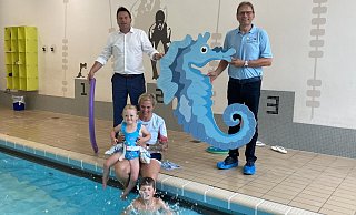 Bürgermeister Frank Hilker (links) und Stadtwerkeleiter Jörg Karlikowski freuen sich, dass die Schwimmkurse von Sandra Reckstat (mit Mia und Maxim) so gut angenommen werden. - Cordula Gröne Bürgermeister Frank Hilker (links) und Stadtwerkeleiter Jörg Karlikowski freuen sich, dass die Schwimmkurse von Sandra Reckstat (mit Mia und Maxim) so gut angenommen werden. - Cordula Gröne