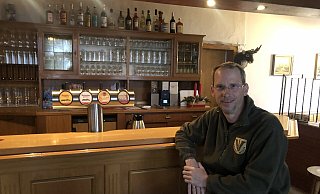 "Wenn ich mal Rentner bin, will ich eine Kneipe haben." Jens Rheker (50) kann schon mal üben. Anfang Dezember hat er mit seiner Frau den "Berggarten" eröffnet, den das Paar von Familie Landrichinger gekauft hat. - Silke Buhrmester