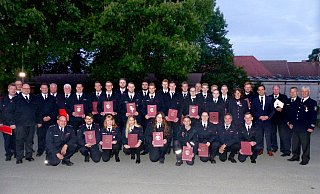 Die zahlreichen Geehrten und Beförderten mit Kreisbrandmeister Wolfgang Kornegger und Bürgermeister Torben Blome (3. u. 4. v. r.) sowie Marco Gröne (Stellvertreter), Michael Schoppmeier (Leiter der Feuerwehr, 3. u. 4. v. l.) und Stellvertreter Maik Paskarbeit (u. l.). - Rudi Rudolph Die zahlreichen Geehrten und Beförderten mit Kreisbrandmeister Wolfgang Kornegger und Bürgermeister Torben Blome (3. u. 4. v. r.) sowie Marco Gröne (Stellvertreter), Michael Schoppmeier (Leiter der Feuerwehr, 3. u. 4. v. l.) und Stellvertreter Maik Paskarbeit (u. l.). - Rudi Rudolph