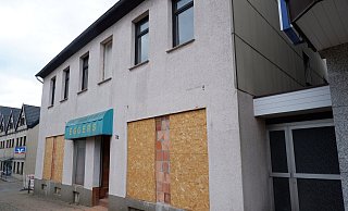 Acht Wohnungen für Geflüchtete entstehen im Gebäude an der Mittelstraße. Dass die Kosten für den Umbau nun doch erheblich gestiegen sind, bringt die Politik ins Grübeln. - Lorraine Brinkmann Acht Wohnungen für Geflüchtete entstehen im Gebäude an der Mittelstraße. Dass die Kosten für den Umbau nun doch erheblich gestiegen sind, bringt die Politik ins Grübeln. - Lorraine Brinkmann